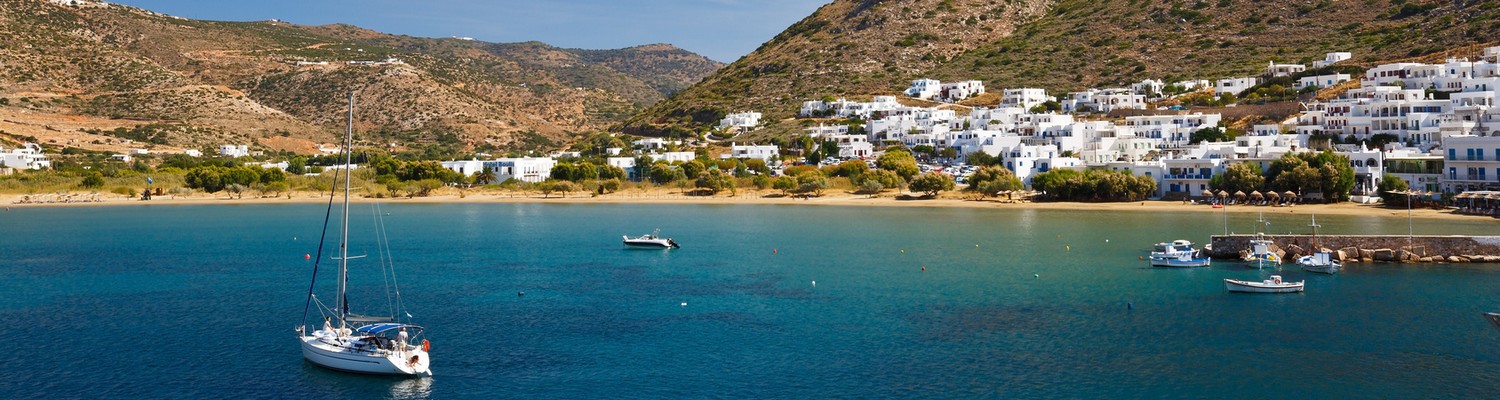 Plage et village de Kamares sur l'île de Sifnos