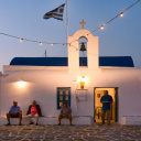 Pêcheurs devant l'église Saint Nicolas à Naoussa sur l'île de Paros