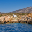 Vue d'une église orthodoxe à Paros dans les Cyclades